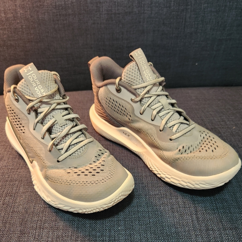Under Armour Flow Breakthru 2 Womens Sz 9 Grey and White